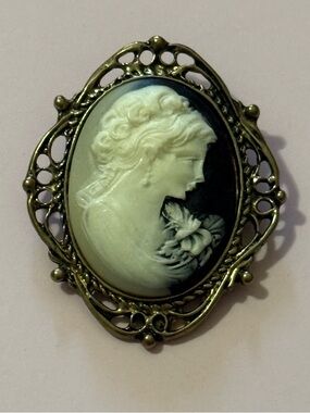 Vintage Style Black and Cream Cameo Brooch Pendant